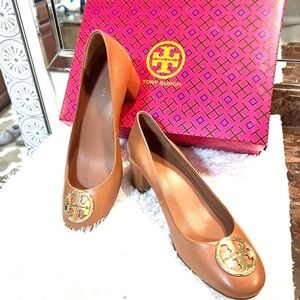 Tory Burch-Chelsea-Nappa Leather w/Gold Logo Medallion Pump in Royal Tan-Sz 8.5